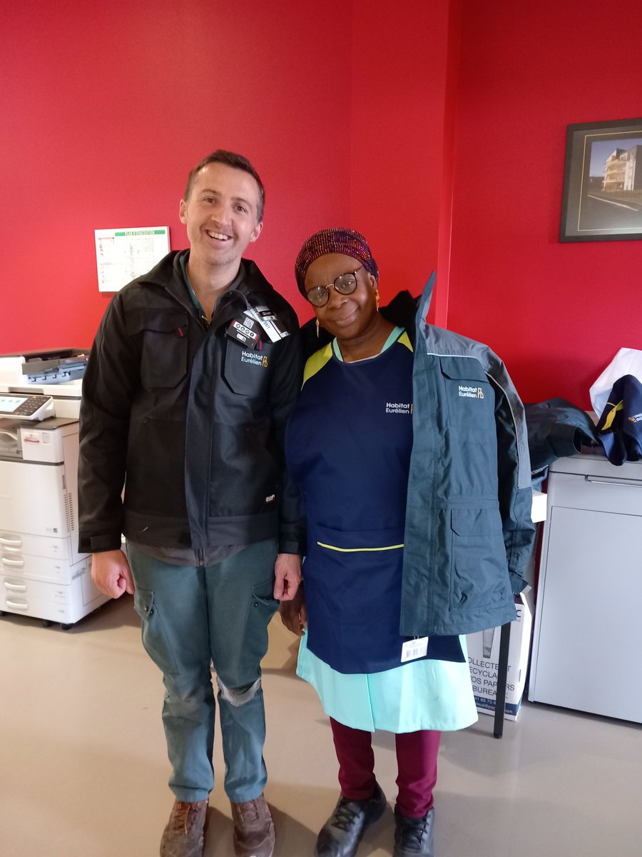 Habitat28's tweet photo. Nous préparons l'hivers... ❄ 

Cette semaine, nous avons reçu notre personnel de #proximité au siège d'#HabitatEurélien pour leur remettre à chacun de nouveaux #VêtementsDeTravail : parka, polaire, veste et chasuble. 

L'occasion de leur présenter l'#Intranet sur mobile ! 👍 https://t.co/RgCeowIfck