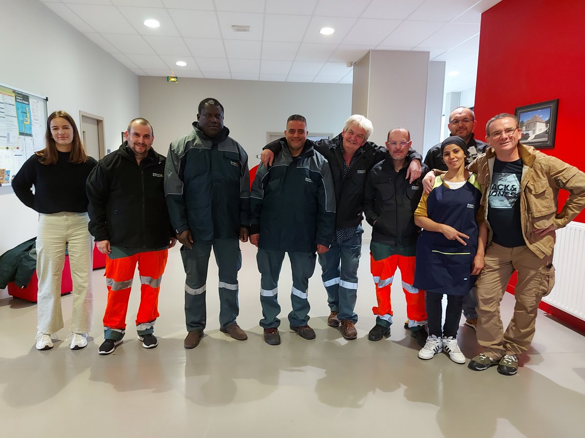 Habitat28's tweet photo. Nous préparons l'hivers... ❄ 

Cette semaine, nous avons reçu notre personnel de #proximité au siège d'#HabitatEurélien pour leur remettre à chacun de nouveaux #VêtementsDeTravail : parka, polaire, veste et chasuble. 

L'occasion de leur présenter l'#Intranet sur mobile ! 👍 https://t.co/RgCeowIfck
