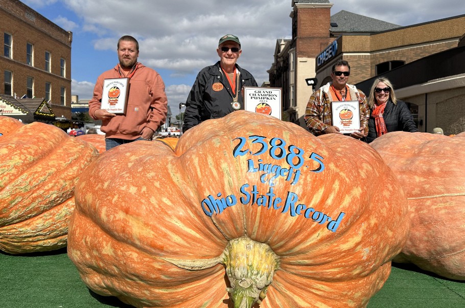 OHIOMFG's tweet photo. The Creators Wanted campaign is at the Circleville Pumpkin Show through Saturday, Oct. 21. Learn more: https://t.co/khSMRHODWa
#OhioMFG
#MakingOhio
#MadeInOhio https://t.co/v9vVg9zDW1