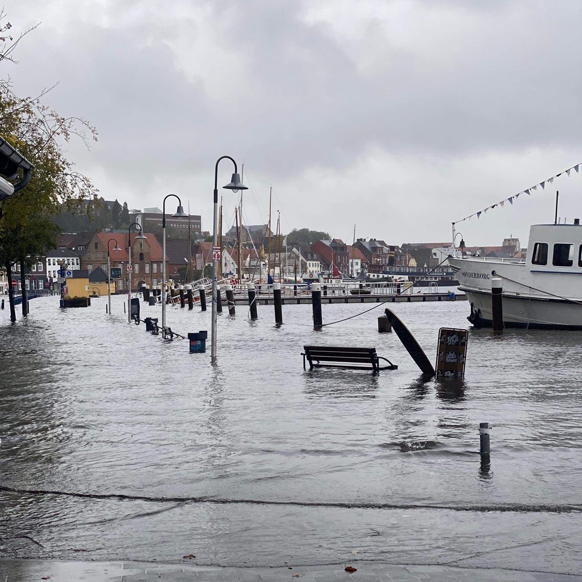 ⚠️ Die Wasserpegel an unserer Ostseeküste steigen weiter! Es gibt eine Sturmflutwarnung für Freitagnacht. In der Flensburger Förde können Wasserstände bis 2,0 m über dem mittleren Wasserstand erreicht werden. Passt auf euch auf da draußen! #Sturmflut #SH