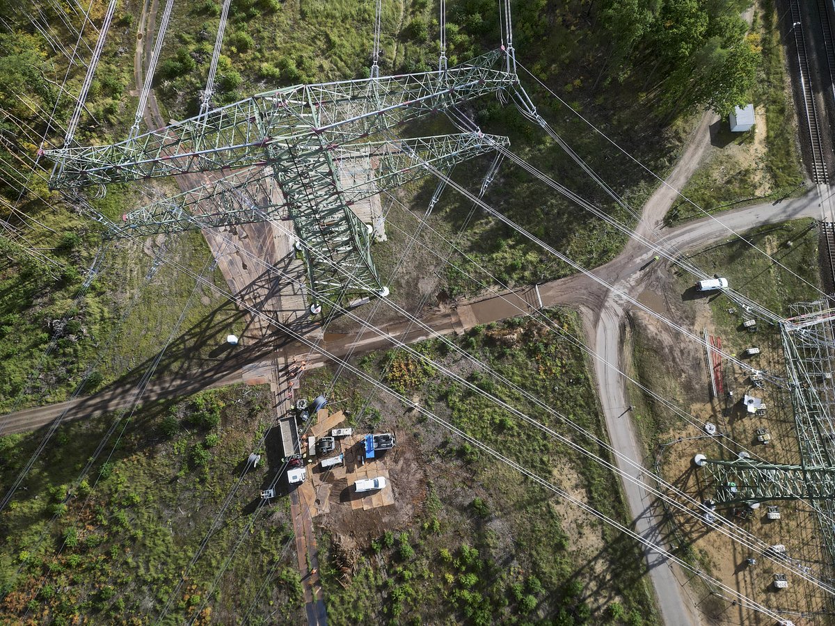 🏗 Über 200 Masten entstehen aktuell im nördlichen Teil der neuen #Uckermarkleitung. Nun begann der Seilzug zwischen Stendell und Golzow. Dabei werden zunächst Vor- und anschließend sogenannte Leiterseile eingezogen. Sie führen später den #Strom mit einer Spannung von 380 kV.