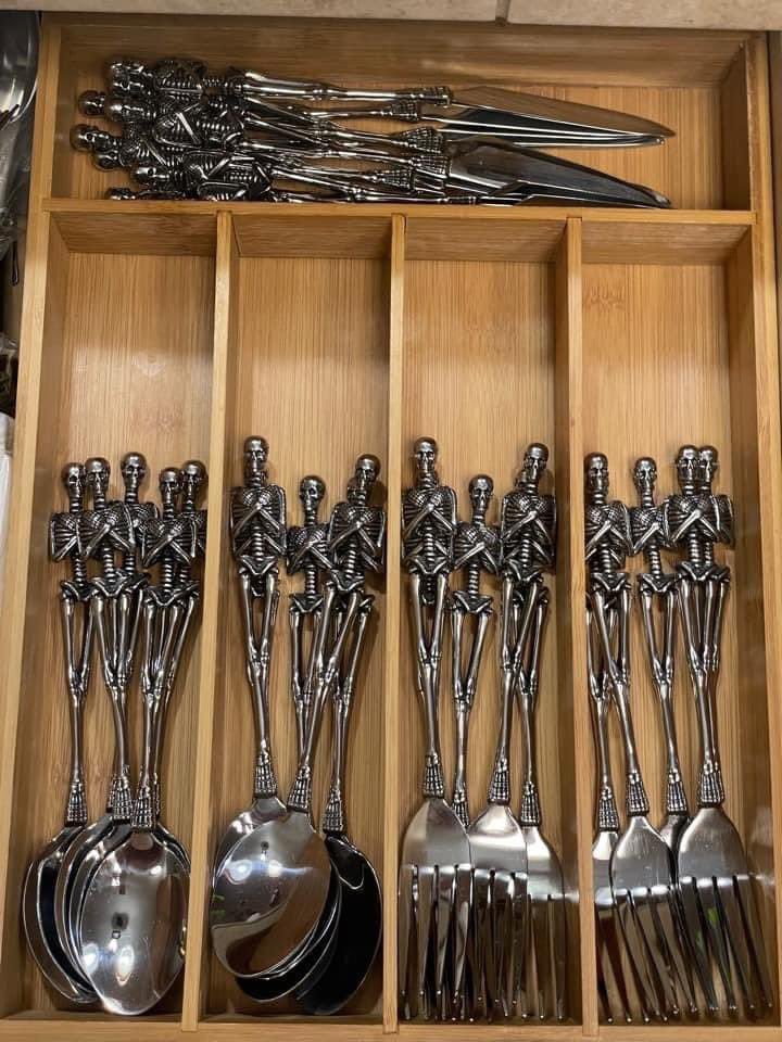 hearthfirearts's tweet photo. Skeleton silverware 💀🖤 https://t.co/6cfANKY9O9