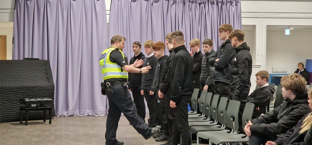 Linlithgow Academy Mod Studs (@linlithgowmod) on Twitter photo N5 Modern Studies met with Community Sgt Lee Brodie from Police Scotland this morning ๐ฎโโ๏ธ An informative chat about the roles, powers and the structure of the Police. Learners also had the opportunity to participate in a Public Order demonstration for crowd control.<a href="/LAHumanities_/">Linlithgow Academy Humanities</a> N5 Modern Studies met with Community Sgt Lee Brodie from Police Scotland this morning ๐ฎโโ๏ธ An informative chat about the roles, powers and the structure of the Police. Learners also had the opportunity to participate in a Public Order demonstration for crowd control.<a href="/LAHumanities_/">Linlithgow Academy Humanities</a>
