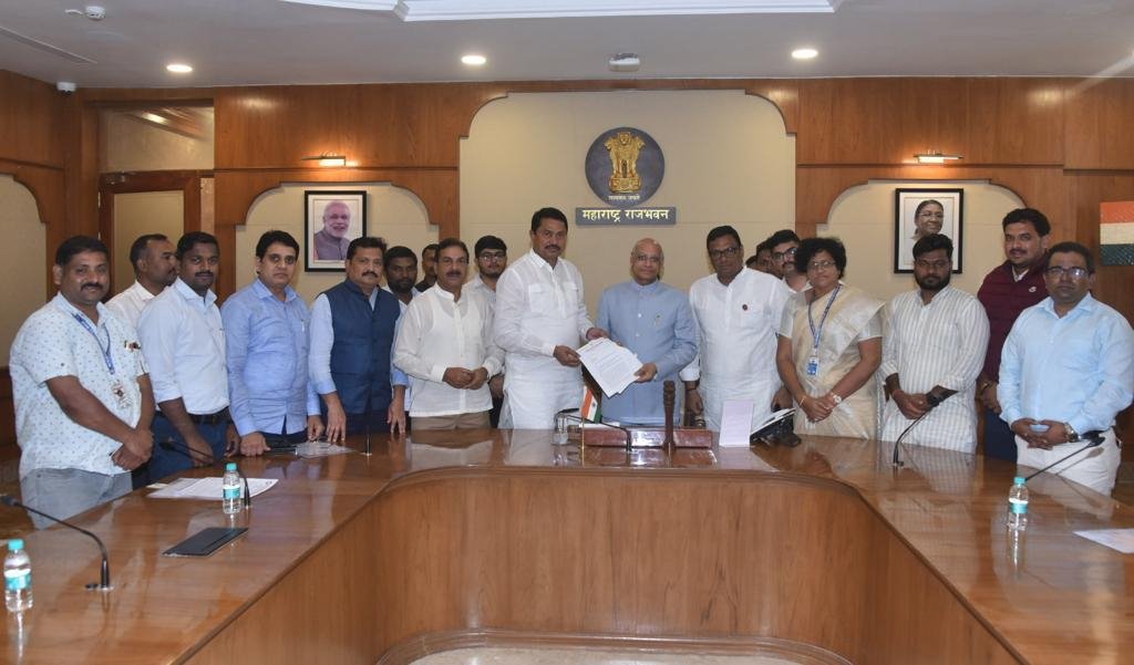 OFFICER_CLUB11's tweet photo. #कंत्राटी_भरती GR अखेर रद्द.. 🔥
शासकीय सेवेतील पदभरती कंत्राटी पद्धतीने भरण्याचा निर्णय व संबंधित जीआर मागे घ्यावा व इतर विविध मुद्दे  ह्यासाठी विध्यार्थी नेते बळीराम डोळे यांना सोबत घेऊन मी व आमची टीम मा. नाना पटोले साहेबांना भेटलो @NANA_PATOLE  त्यांनी #कंत्राटी भरती तसेच इतर मुद्दे बाबतीत राज्यपाल महोदय य���ंच्याशी मिटिंग मध्ये बोलून पाठपुरावा केला त्याला आज यश आलं. सरकारने हा निर्णय रद्द करण्याचा निर्णय घेतला . ह्या विषयासंबंधात पाठपुरावा करणाऱ्या सर्व टीम आणी नानाचे मनापासून धन्यवाद.. 🙏🙏
भविष्यात पण पेपरफुटी कायदा आणी इतर मुद्दे बाबतीत आपला पक्ष आमच्या खंबीरपणे पाठीशी असेल यात काही शंका नाही.. 🙏🙏

@NANA_PATOLE @INCIndia @IYC @BaliramDoley