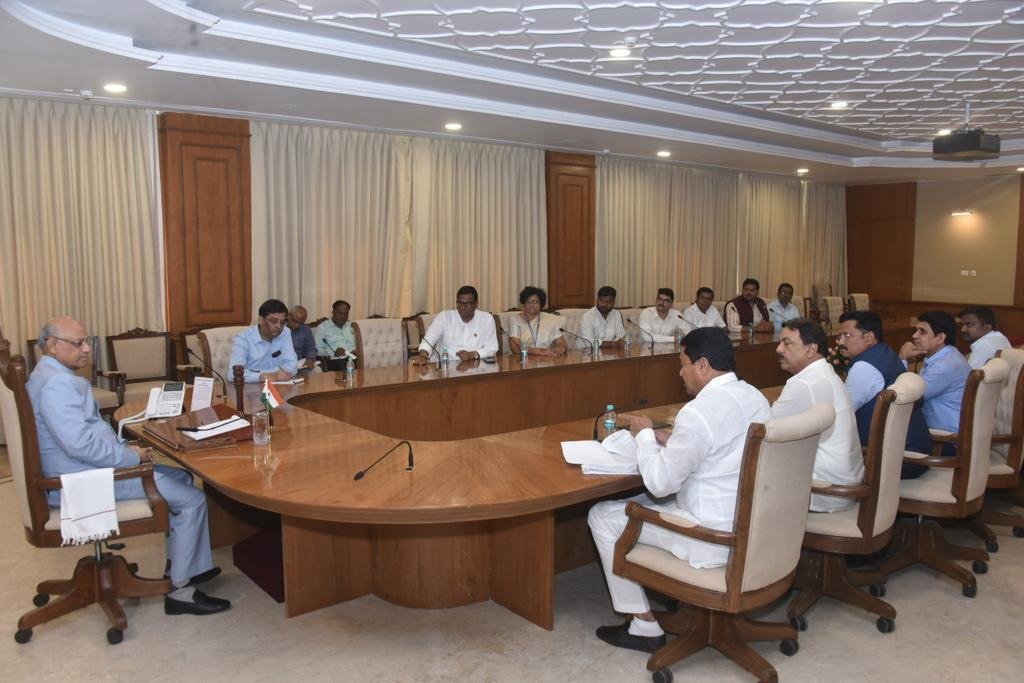 OFFICER_CLUB11's tweet photo. #कंत्राटी_भरती GR अखेर रद्द.. 🔥
शासकीय सेवेतील पदभरती कंत्राटी पद्धतीने भरण्याचा निर्णय व संबंधित जीआर मागे घ्यावा व इतर विविध मुद्दे  ह्यासाठी विध्यार्थी नेते बळीराम डोळे यांना सोबत घेऊन मी व आमची टीम मा. नाना पटोले साहेबांना भेटलो @NANA_PATOLE  त्यांनी #कंत्राटी भरती तसेच इतर मुद्दे बाबतीत राज्यपाल महोदय य���ंच्याशी मिटिंग मध्ये बोलून पाठपुरावा केला त्याला आज यश आलं. सरकारने हा निर्णय रद्द करण्याचा निर्णय घेतला . ह्या विषयासंबंधात पाठपुरावा करणाऱ्या सर्व टीम आणी नानाचे मनापासून धन्यवाद.. 🙏🙏
भविष्यात पण पेपरफुटी कायदा आणी इतर मुद्दे बाबतीत आपला पक्ष आमच्या खंबीरपणे पाठीशी असेल यात काही शंका नाही.. 🙏🙏

@NANA_PATOLE @INCIndia @IYC @BaliramDoley