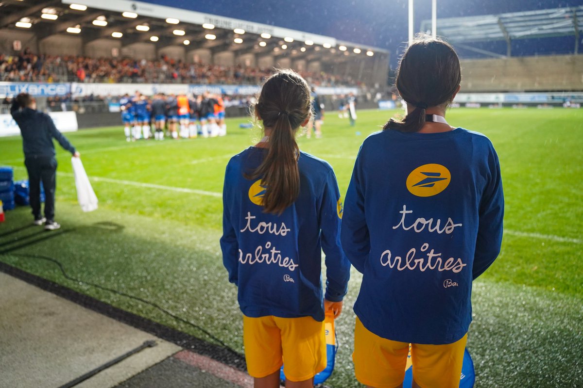 LPNews_PDL's tweet photo. A l'occasion des Journées Nationales de l'Arbitrage, 5⃣8⃣ enfants de #postiers accompagneront ce week-end les joueurs et les arbitres à leur entrée sur le terrain lors des matchs ⚽️ @AngersSCO/@girondins ⚽️ @FCNantes/@MontpellierHSC ⚽️ @stadelavallois/@ASSEofficiel 
#TousArbitres https://t.co/h8cdHzJjAY