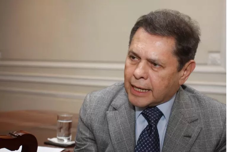 CollazosMao's tweet photo. #EsNoticia Ante agentes de la @PoliciaColombia  se entregó el  exjuez Reinaldo Huertas condenado por recibir sobornos en el escándalo de corrupción que involucra al empresario Carlos Mattos. Se encuentra recluido en la URI de Puente Aranda  @lafm de @rcnradio 

(Carlos Mattos) https://t.co/Ym8NIfBGs2