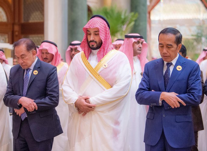 insharifain's tweet photo. His Royal Highness The Crown Prince:

“We demand the end of escalations in Gaza and the immediate order to allow entry of humanitarian aid to those affected in the Gaza Strip.

An independent state of Palestine must be established on the 1967 proposed borders for just and lasting peace for people in the region

This dangerous development following the bombing of the Al Ahli Hospital in Gaza must force the international community to abandon double standards and selectivity in applying international humanitarian law when it comes to Israeli criminal practices, and requires a serious and firm stance to provide protection for defenseless civilians”