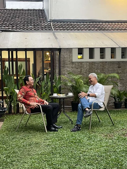 Yang bikin aku bahagia, ada Ahok di belakang Ganjar.🤗😍