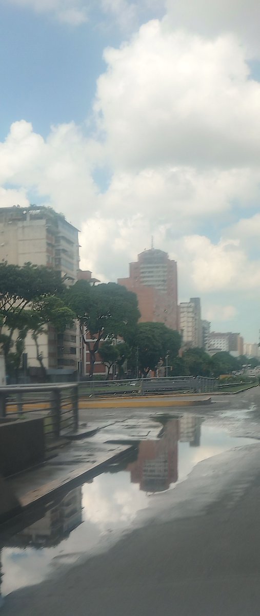 NotiCampina's tweet photo. @HidroCapital2: en acera de la torre Maracaibo Av Libertador Ccas, se encuentra desde más de 1 año medidor de agua dañado, por donde se pierden groseramente L de “agua potable” que dañan el asfalto y ocasiona inconvenientes viales. ¿Será que pueden hacer su trabajo y arreglarlo? https://t.co/dtxoWaL0CF