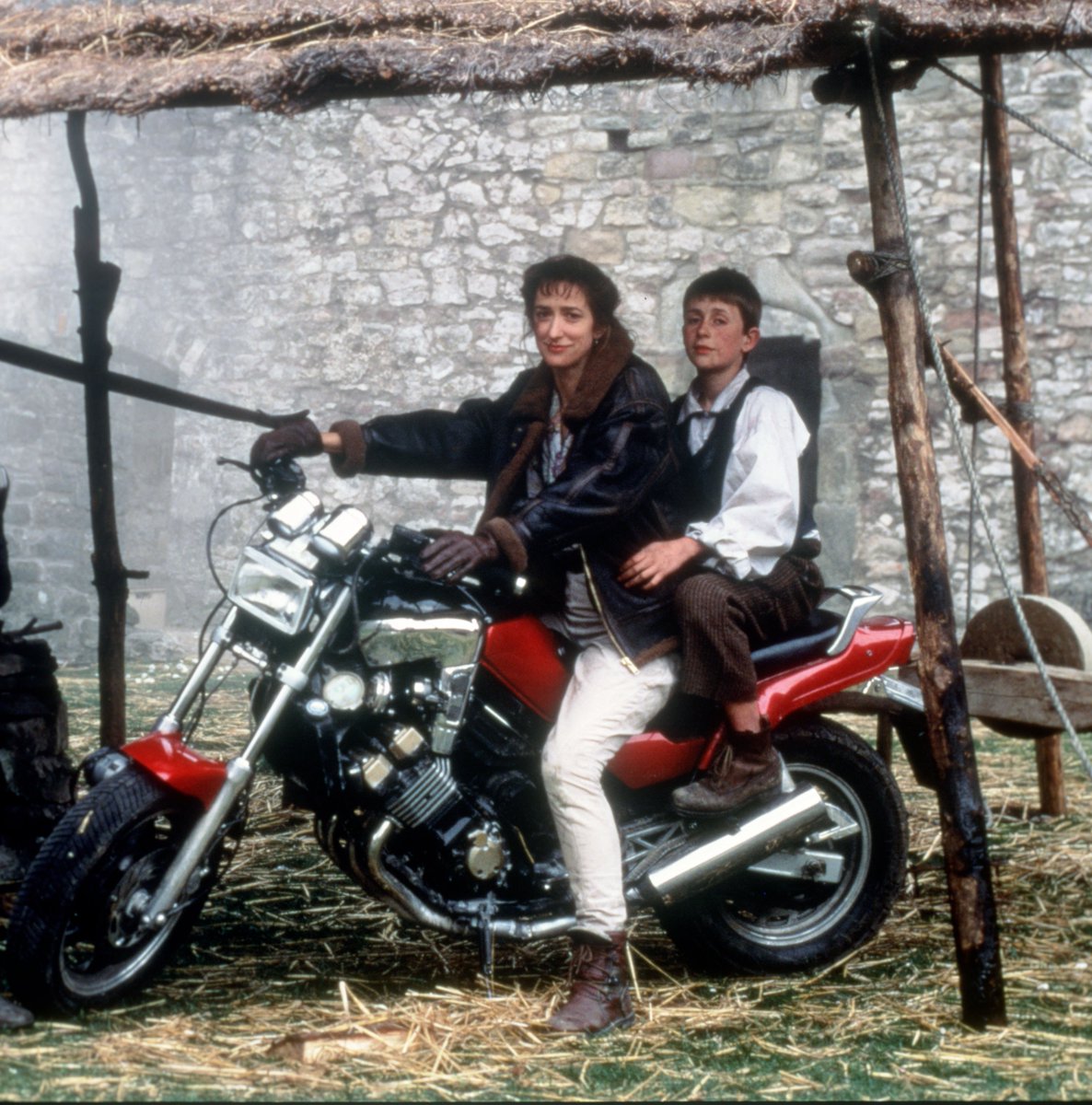 ThamesTVArchive's tweet photo. Bafta nominated actress Haydn Gwynne has died aged 66. Perhaps most famous for her role as journalist Alex in the satire Drop The Dead Donkey, she appeared in the 1991 Thames TV children's show Time Riders.
#haydngwynne #timeriders #riphaydn https://t.co/ZWS3yNbkcz