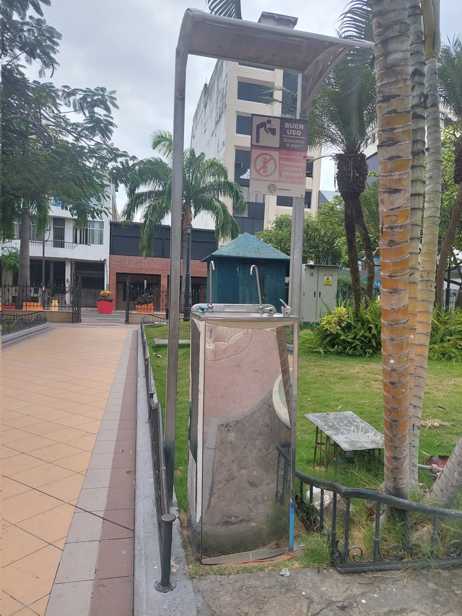 MarcoGilerM's tweet photo. El administrador o quien cree que toma decisiones en #Portoparques tiene 3 opciones con este bebedero en el parque Central.
1. Reemplazarlo
2. Repararlo
3. Desecharlo
Pero no puede ser tan desidioso, tan indolente con #Portoviejo.
@PortoviejoGAD
@SaraXtiManabi https://t.co/KF0ZMMELdX