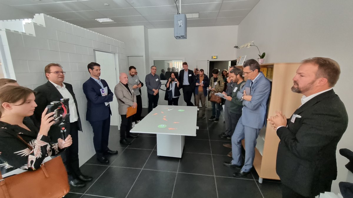 AesioSante's tweet image. @jacquesfayolle @MINES_StEtienne @PatrickBrothier @AesioMutuelle @HauryPascal @AesioSante ont accueilli auj. au @MedTechLab_ , les institutionnels et acteurs locaux de santé.
L’occasion de présenter les projets du living-lab santé autonomie : #Previchute #ALAIN #MemoTLM