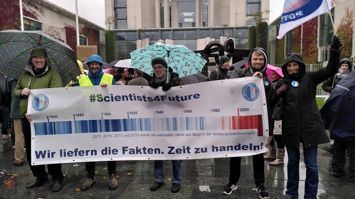 Wir haben heute dem Regen getrotzt und zusammen mit @FFF_Berlin und @fff_tuberlin vor dem #Bundeskanzleramt gegen die Aufweichung des Klimaschutzgesetzes protestiert.