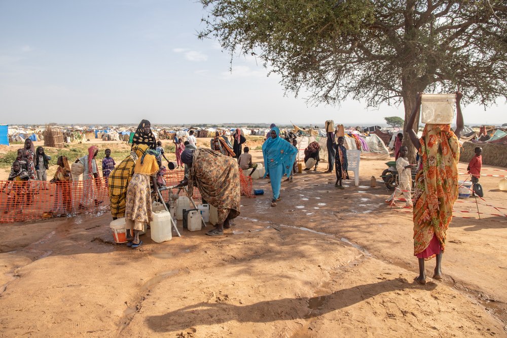 Christophe Chauliac, MSF project coordinator, Adré, #Chad, provides an update on the water situation for refugees from #Sudan:

“In the refugee camps at Adré, some 200,000 people are receiving just 5 to 6 litres of water daily, well below the recommended 20 litres per day.”