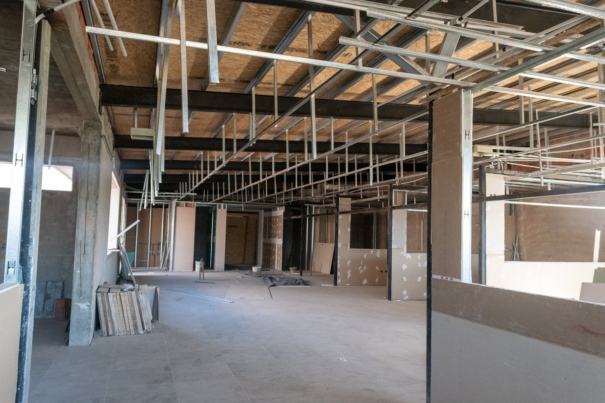 MuniCasares's tweet image. #SaludPública | Así avanza la obra más importante del 2023 🏥⏩️

👨🏻‍⚕️ En el #Hospital Municipal Julio F. Ramos continúa la construcción de la nueva unidad de #TerapiaIntensiva que tendrá 400 mt² y estará equipada con aparatología de última tecnología.