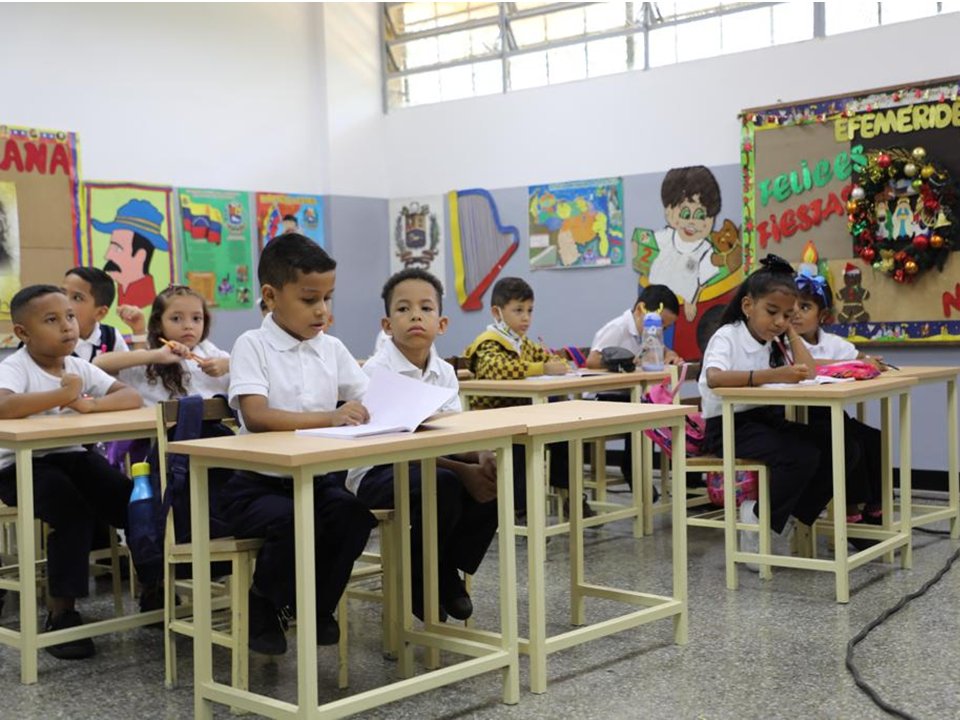 GdViloria88486's tweet photo. EL Regreso a Clases para nuestros niños y niñas de la Patria, evidenció el esfuerzo realizado por las #Bricomiles en todo el territorio nacional. La Formula Perfecta... pueblo y #FANB unidos en cualquier propósitos, nada nos detiene..!!
@hljohan 
@dhernandezlarez https://t.co/hK9emckjQL