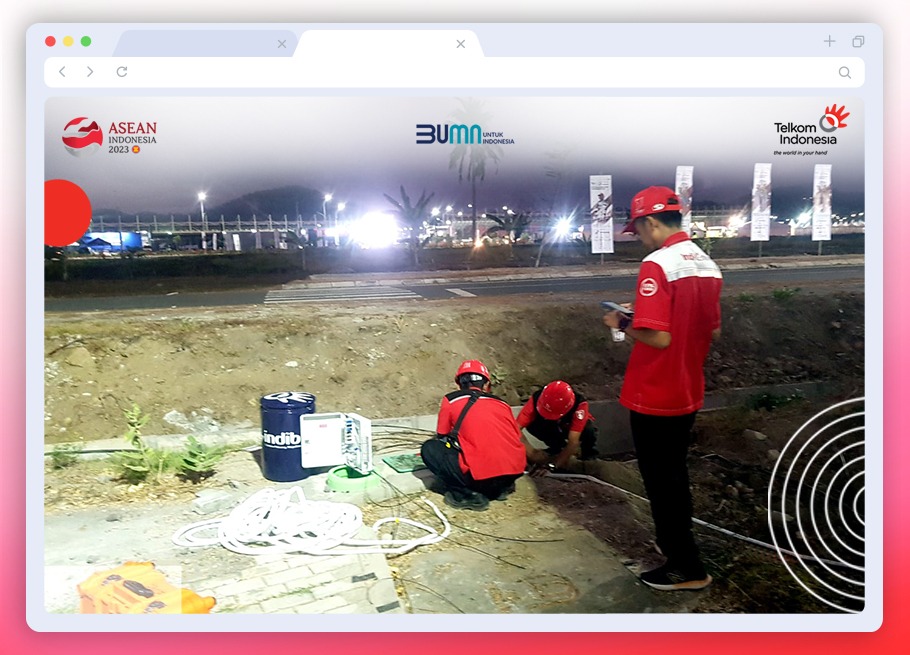 TelkomIndonesia's tweet photo. Telkom Sukses Dukung Gelaran Internasional MotoGP Mandalika 2023

Telkom Indonesia kembali sukses berkontribusi menghadirkan layanan telekomunikasi optimal selama gelaran MotoGP yang berlangsung di Sirkuit Mandalika, Lombok, pada tanggal 13-15 Oktober 2023 lalu.

Telkom menyediakan jaringan infrastruktur telekomunikasi dengan total kapasitas bandwith 12,26 Gbps di 6 venue utama MotoGP. 

Selain itu, guna memastikan kualitas jaringan telekomunikasi yang mumpuni, disediakan internet 6,63 Gbps, 78 unit Access Point, dan DWDM (Dense Wavelength-Division Multiplexing) Internasional, teknologi multiplexing optic yang dirancang untuk meningkatkan bandwidth berkapasitas 2 Gbps, serta penyediaan 24 unit Base Transceiver Station (BTS) oleh Telkomsel. 

Telkom juga menyediakan total 8 posko MotoGP Mandalika 2023 yang terdiri dari level nasional, regional, hingga operasional, dengan didukung oleh 199 personel untuk memastikan kualitas jaringan infrastuktur telekomunikasi tetap optimal.

Perhelatan ini menjadi momentum bagi Indonesia sebagai tuan rumah untuk menunjukkan keunggulan dari berbagai aspek termasuk infrastruktur dan layanan telekomunikasi yang mumpuni.

#ElevatingYourFuture