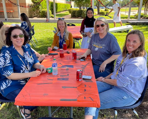 McMeansJrHigh's tweet photo. Our Principles of Human Services classes with the guidance of the one and only Coach Martin, and the culinary skills of Mr. Guzzetta celebrated our teachers and staff with a hot dog cookoff yesterday.  The food was amazing and the service was even better! #watchmmjhlead https://t.co/u3lXRSKjNW