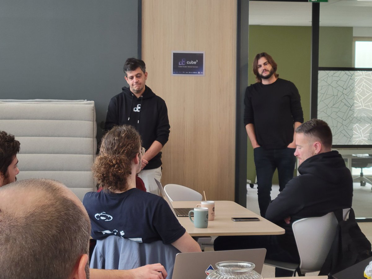 Cube3 est publiquement né hier ❤️
Merci pour cette soirée d'inauguration qui lance officiellement cube3 et les start-ups qu'on accompagne pour cette première saison 🧙‍♂️

170 personnes, parmi lesquelles des entrepreneurs du Web3 de talent, des institutionnels, des régulateurs, des
