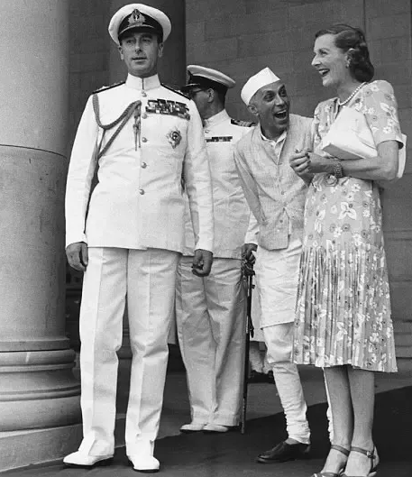 Medaimani's tweet photo. தேவரை அழிப்பதற்காக நேரு செய்த சூழ்ச்சி, தமிழ்நாட்டில் காங்கிரஸ் கட்சியை அழித்து விட்டது..!! 
- ஆர்.நாகராஜன், திருச்சி.. மேடைமணி வாசகர்

அய்யா, வணக்கம். எனது சொந்த ஊர் திருச்சி. ஈரோட்டில் வேலை செய்து வருகின்றேன். நான், தேவர் பெருமானைப் பற்றி இங்குள்ள பெரியவர்களிடமிருந்து விப���ங்களைக் கேட்டு, ஆச்சரியப்பட்டுப் போனேன். தேவரின் உண்மையான வரலாறு மக்களுக்கு தெரிந்து விடக்கூடாது என்பதில் அன்றைய காங்கிரஸ்காரர்கள் எவ்வளவு குறியாக இருந்திருக்கிறார்கள் என்பதை அறியும் போது உள்ளம் புண்படுகிறது.
நேதாஜி பிரச்சனையில் நேரு செய்திட்ட சூழ்ச்சிகள் ஏராளம். அவற்றை மற்ற காங்கிரஸ் தலைவர்கள் ஏற்றுக் கொள்ளவில்லை. தேவர் நாடு முழுவதும் பயணித்து நேதாஜிக்கு நேரு செய்தி��்ட துரோகங்களை வெளிப்படையாகப் பேசினார். டில்லி, கல்கத்தா, முன்பை, சென்னை போன்ற பெரு நகரங்களிலெல்லாம் உலக அளவில் பிரபலமான பத்திரிகைகளுக்கெல்லாம் பேட்டி கொடுத்தார். இவைகளையெல்லாம் கட்டுப்படுத்துவதற்கு, தேவர் வாழும் பகுதியில் இருந்தே ஒரு காங்கிரஸ்காரர் வேண்டும்; அந்த ஆள், படிப்பறிவில்லாதவராக இருக்க வேண்டும் என்று திட்டம் போட்டுத் தான் ஒன்றும் தெரியாத காமராசரை ஓய்யாரத்தில் தூக்கி வைத்தார் நேரு. தேவரை ஒழிப்பதற்காக நேரு செய்த சூழ்ச்சி தமிழ்நாட்டில், கடைசியில் காங்கிரசை அழித்து விட்டது!!

இன்றிலிருந்து 11வது நாளில் #Thevarjayanthi
https://t.co/V6EC4JsFnl
#Medaimani