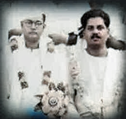 Medaimani's tweet photo. தேவரை அழிப்பதற்காக நேரு செய்த சூழ்ச்சி, தமிழ்நாட்டில் காங்கிரஸ் கட்சியை அழித்து விட்டது..!! 
- ஆர்.நாகராஜன், திருச்சி.. மேடைமணி வாசகர்

அய்யா, வணக்கம். எனது சொந்த ஊர் திருச்சி. ஈரோட்டில் வேலை செய்து வருகின்றேன். நான், தேவர் பெருமானைப் பற்றி இங்குள்ள பெரியவர்களிடமிருந்து விப���ங்களைக் கேட்டு, ஆச்சரியப்பட்டுப் போனேன். தேவரின் உண்மையான வரலாறு மக்களுக்கு தெரிந்து விடக்கூடாது என்பதில் அன்றைய காங்கிரஸ்காரர்கள் எவ்வளவு குறியாக இருந்திருக்கிறார்கள் என்பதை அறியும் போது உள்ளம் புண்படுகிறது.
நேதாஜி பிரச்சனையில் நேரு செய்திட்ட சூழ்ச்சிகள் ஏராளம். அவற்றை மற்ற காங்கிரஸ் தலைவர்கள் ஏற்றுக் கொள்ளவில்லை. தேவர் நாடு முழுவதும் பயணித்து நேதாஜிக்கு நேரு செய்தி��்ட துரோகங்களை வெளிப்படையாகப் பேசினார். டில்லி, கல்கத்தா, முன்பை, சென்னை போன்ற பெரு நகரங்களிலெல்லாம் உலக அளவில் பிரபலமான பத்திரிகைகளுக்கெல்லாம் பேட்டி கொடுத்தார். இவைகளையெல்லாம் கட்டுப்படுத்துவதற்கு, தேவர் வாழும் பகுதியில் இருந்தே ஒரு காங்கிரஸ்காரர் வேண்டும்; அந்த ஆள், படிப்பறிவில்லாதவராக இருக்க வேண்டும் என்று திட்டம் போட்டுத் தான் ஒன்றும் தெரியாத காமராசரை ஓய்யாரத்தில் தூக்கி வைத்தார் நேரு. தேவரை ஒழிப்பதற்காக நேரு செய்த சூழ்ச்சி தமிழ்நாட்டில், கடைசியில் காங்கிரசை அழித்து விட்டது!!

இன்றிலிருந்து 11வது நாளில் #Thevarjayanthi
https://t.co/V6EC4JsFnl
#Medaimani