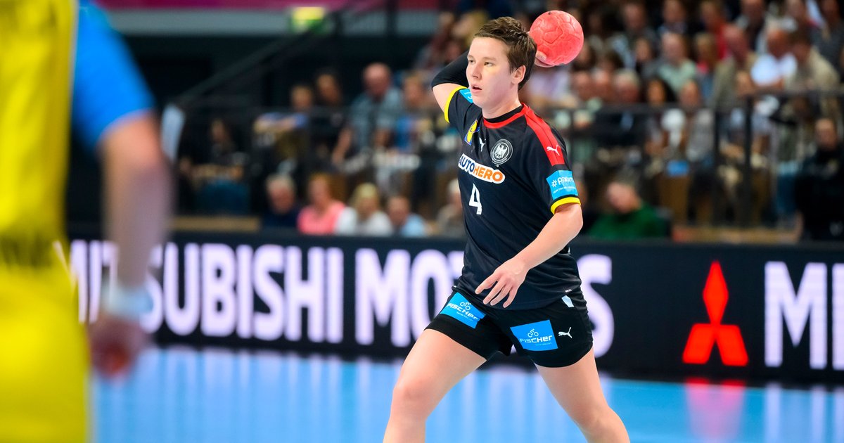 DHB_Teams's tweet photo. ℹ Kader-Info zum #TagdesHandballs
Kapitänin Alina Grijseels wird doch in München dabei sein 🤩
#GERHUN #WIRIHRALLE #aufgehtsDHB #Handball https://t.co/r0tL6BPHYU