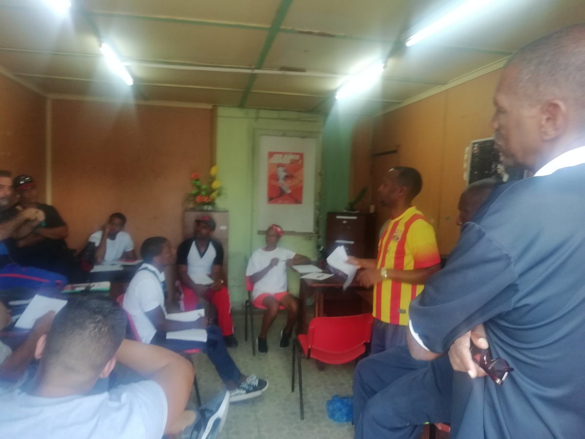 Aplicar la ciencia en las clases así resumió el licenciado José Lucio Zayas la reunión metodologica de la Dirección de deporte.SantaCruzDelNorte
<a href="/DiazCanel/">Oscar Diaz-Canel</a>
<a href="/BYunieski/">Yunieski Sánchez B</a>
<a href="/TamaraVBenitez/">Tamara Valido Benítez</a>
@marisol130317907
<a href="/PalenzuelaOliva/">Nivaldo Palenzuela Oliva</a>
<a href="/AriagnaPavonG/">☭Ariagna Pavón Guerrero🌻❤️🇨🇺</a>
<a href="/ArnerMarrero/">Arner Marrero</a>