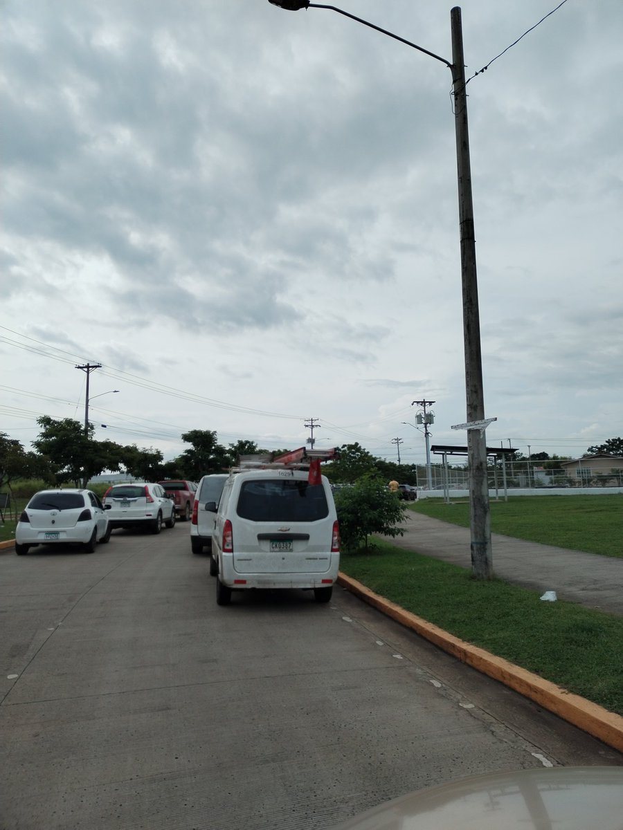 Hermanos de Suntracs, porque afectan al Pueblo como ustedes? Porque me hacen llegar tarde a mi trabajo? Porque me hacen gastar combustible? Los taxistas pierden sus carreras, los buseros se le bajar los pasajeros. Esta no es la manera.