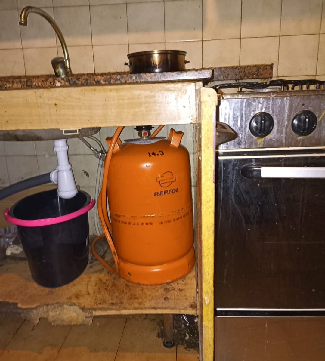 📌 Personas con #discapacidad, de raza negra, latinas, mayores desamparados, personas con adicciones, pagaban 5000€/mes a la #mafia local (entre 100/350€ por cada habitación cochambrosa y sin ventilación), en 2 edificios desalojados en Vigo por peligrar la vida de sus ocupantes