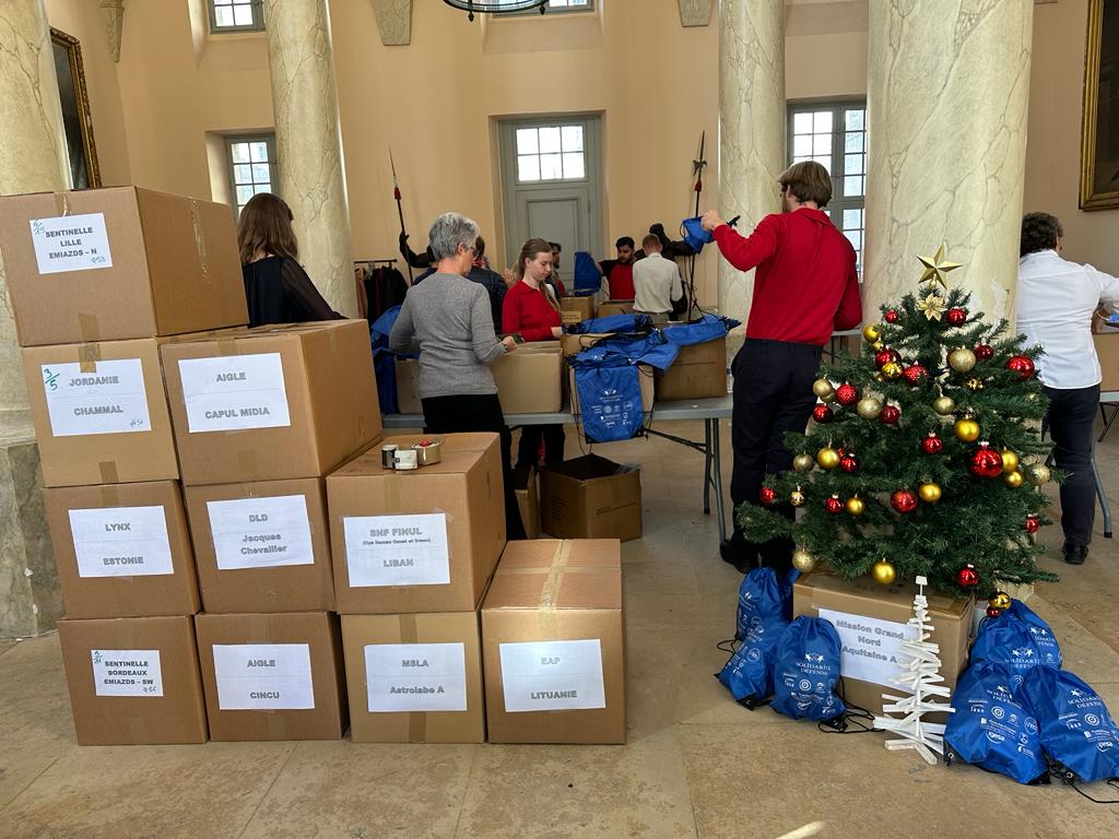 Solidarité Défense (@solidaritedef) on Twitter photo Confection des colis pour les militaires en OPEX et OPINT à Noël. Merci aux autorités civiles et militaires venues encourager les bénévoles de <a href="/SolidariteDef/">Solidarité Défense</a>. 13000 colis réalisés en quelques jours contenant tous des dessins d'enfants (plus de 39000 reçus cette année). Confection des colis pour les militaires en OPEX et OPINT à Noël. Merci aux autorités civiles et militaires venues encourager les bénévoles de <a href="/SolidariteDef/">Solidarité Défense</a>. 13000 colis réalisés en quelques jours contenant tous des dessins d'enfants (plus de 39000 reçus cette année).