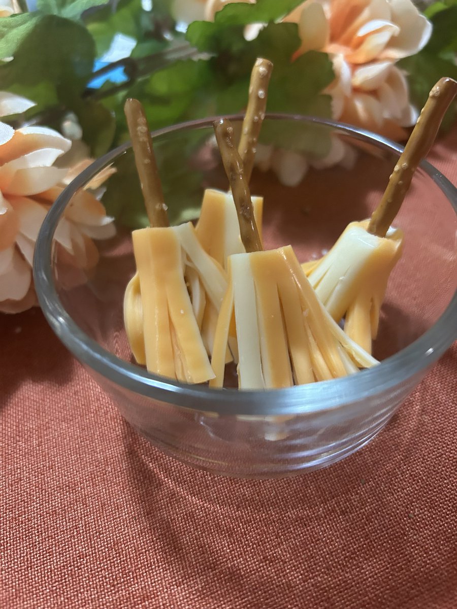 Cute little snack idea. My kid loved it. 🧹🧡🤎 #kidsnackidea #halloween