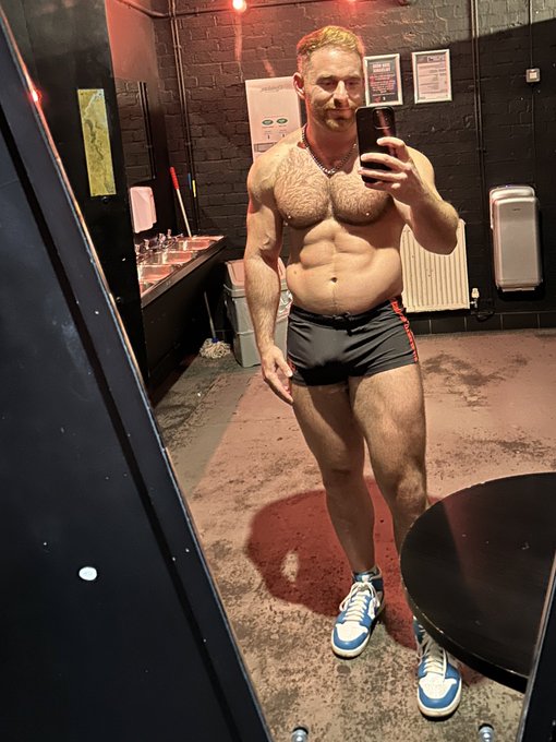 Who wants to come clubbing on a Saturday night with me? https://t.co/nIj3P3FTvv