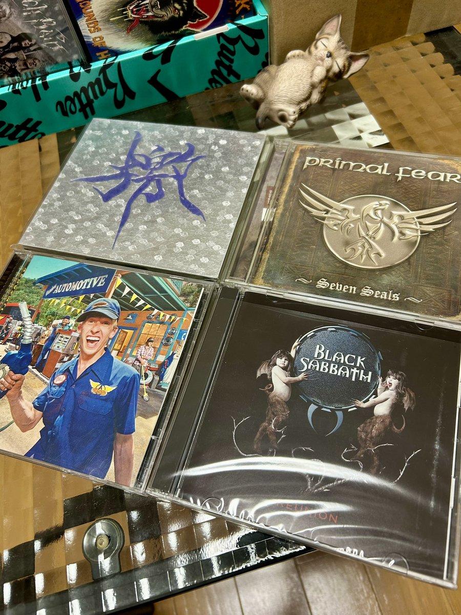 DreamCh24621504's tweet photo. Hi, guys.
I listened to these CDs on October 20th, 2023.
Furebumi / Gargoyle🇯🇵
#Kiba
Seven Seals / Primal Fear🇩🇪
#TomNaumann
A Little South of Sanity / Aerosmith🇺🇸
Reunion / Black Sabbath🇬🇧
Have a nice weekend, friends.
ヽ(・∀・)🍀Good night. https://t.co/4iriLb2K3y