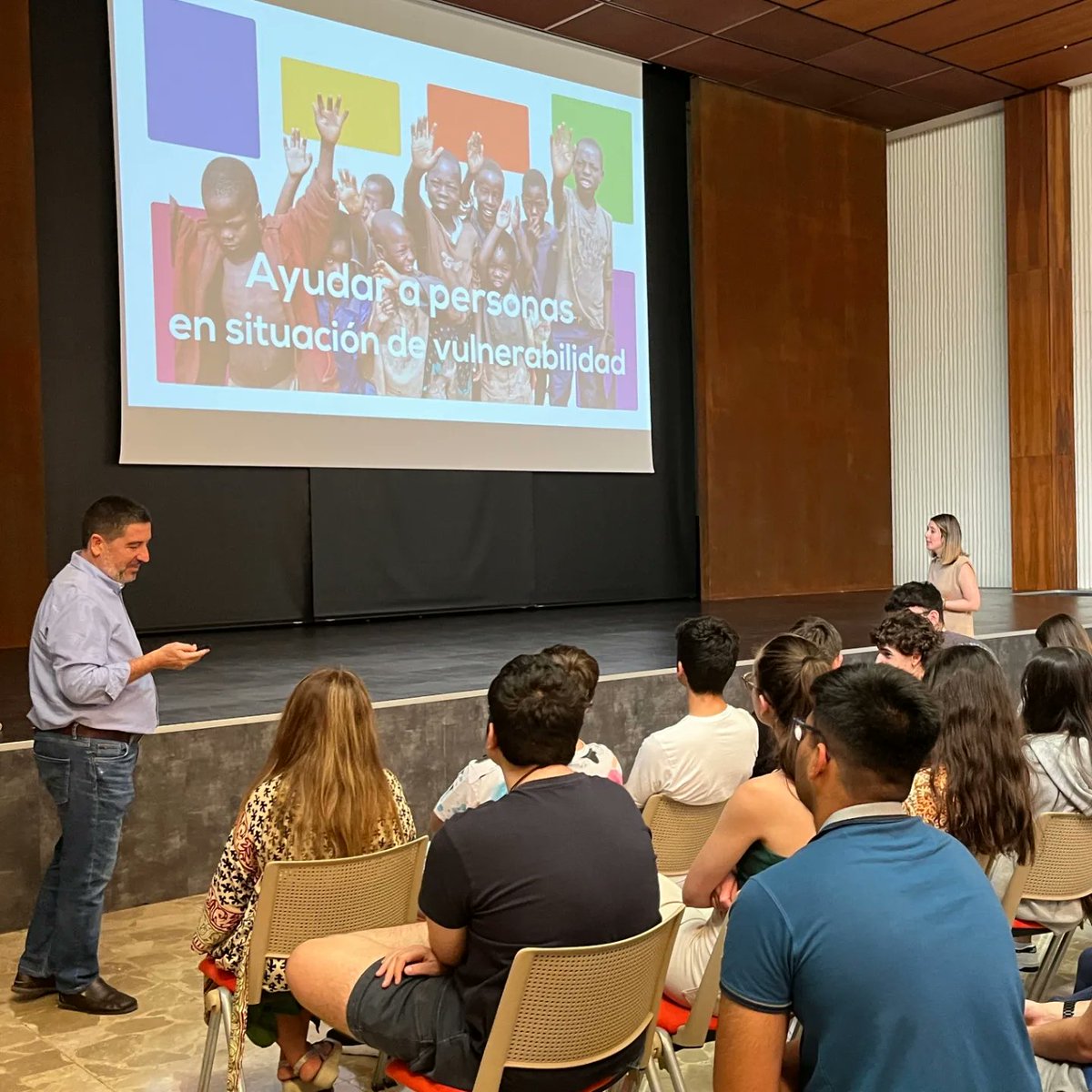 El miércoles estuvimos en @jesuitinasbilbao dando a conocer los proyectos de 2024 a los delegados de pastoral, hablando de voluntariado con el alumnado de bach, compartiendo las actividades de sensibilización con el grupo de AE y hablando de #FASFI con el claustro.