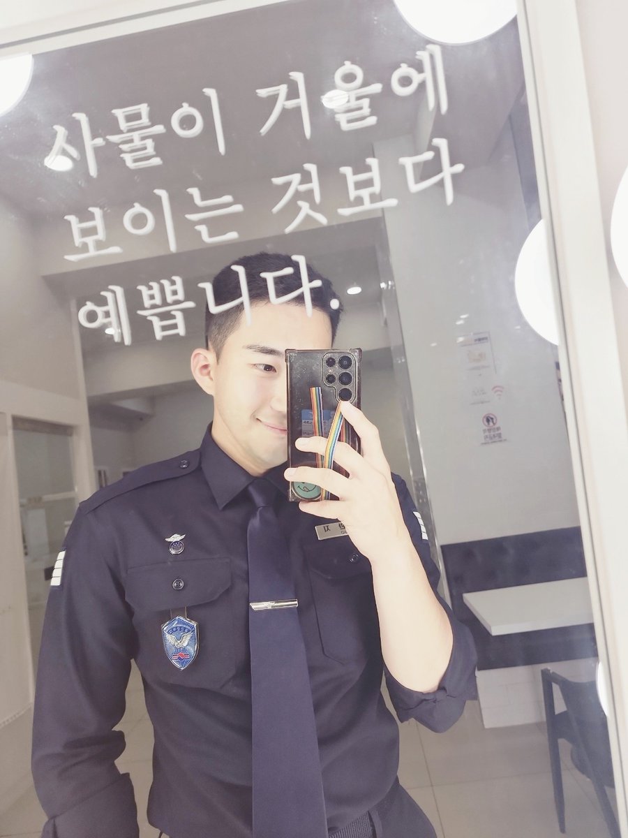 gaeul__fall's tweet photo. 🌸 🌸                                                         🩵
  오늘                                                   사물이 거울에
  제일                                                   보이는 것보다
  예쁨                                                   예쁩니다
🌸 🌸 https://t.co/tGerYj7NfA