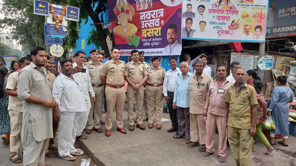 jogeshwari7's tweet photo. मा. पोलीस आयुक्त सोl, बृहन्मुंबई यांच्या संकल्पनेतून महिलांच्या सुरक्षिततेसाठी जोगेश्वरी पोलीस ठाणे व वाहतुक विभाग यांनी जोगेश्वरी (पूर्व) स्थानकाच्या बाहेर असलेल्या शेअर रिक्षा स्टॅन्ड येथे महिलांसाठी व पुरुषांकरीता वेगळी रांग करून आज सदर योजना चालू करण्यात आली@CPMumbaiPolice https://t.co/c7hbVTnK8q