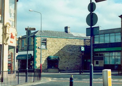 LancsLibraries's tweet image. Here&apos;s a more recent blast from the past!
Whalley Road in Accrington taken in 1991. The green canopy is The Music Box. 
Bet some of you have great memories of that place!
Taken from #RedRoseCollections
redrosecollections.lancashire.gov.uk/view-item?i=26…