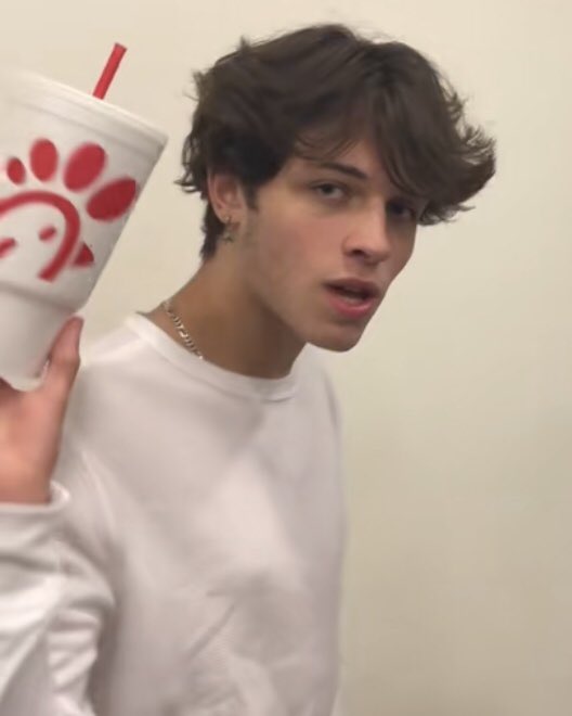 us and our cups against the world 🥤
happy #sturniolofriday <333