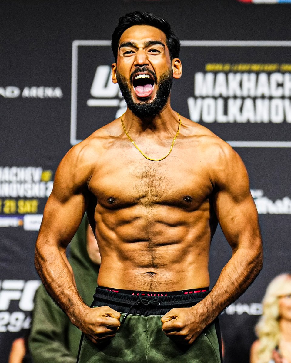 ChamatkarSandhu's tweet photo. Anshul Jubli vs Mike Breeden is on! Breeden missed weight earlier today by 3.5lbs. Credit to @anshuljubli_ for accepting the fight under these circumstances 👏 🇮🇳 #UFC294 https://t.co/6K3JwPFcVx