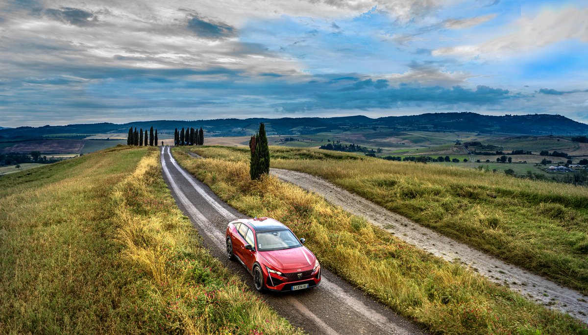 PeugeotRO's tweet photo. Oliviero Toscani crede ca seductia poate fi creata. Fotografiile sale ne transporta in Val d’Orcia, Toscana, o lume in care interventia umana se imbina armonios cu mediul natural.
#CapturingAllure
Vezi documentarele pe YouTube: https://t.co/SKvgzlVTF2 https://t.co/y3CquUJXBq