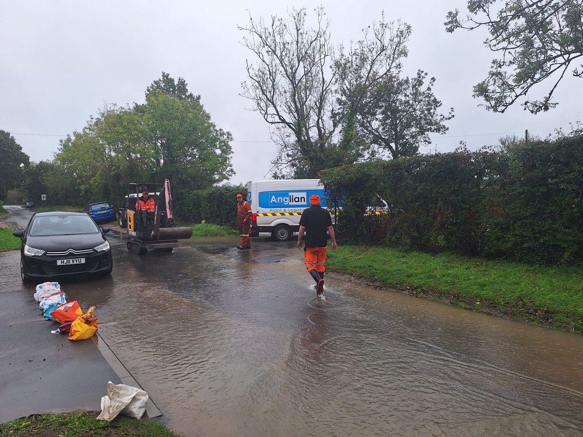 DemoAnglian's tweet photo. Massive THANK YOU to Joff, Foggy, Barlow, Tom, Lee and #Hingham and #Hethersett Fire Brigades with assisting our neighbours in this horrendous weather!

#Allinadayswork #TeamAnglian #StormBabet #Flooding #Weather https://t.co/IzQdUBUKP2