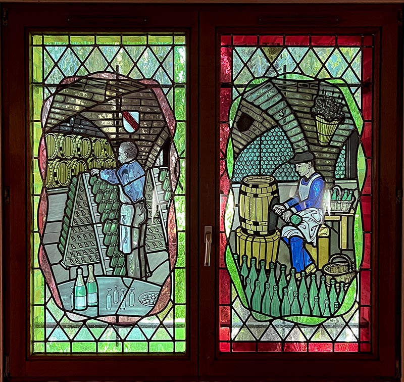 🍾 Nous célébrons aujourd’hui le #champagneday , ou Jour du Champagne en bon #français ! 
🧐Mais savez-vous reellement ce qu'est le #champagne , son #histoire, sa composition, son industrie ? Découvrez les coulisses de ce symbole de notre art de vivre 👉bit.ly/HistoireduCham…