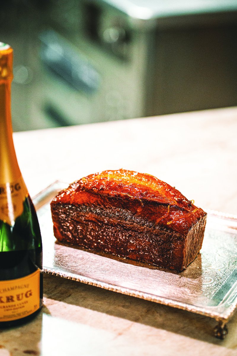 To celebrate Krug Single Ingredient of the year, Chef Hélène Darroze of Krug Ambassade Marsan reinvent the famous Lemon Cake with a twist. Discover her recipe here: krug.com/fr/krug-x-citr…