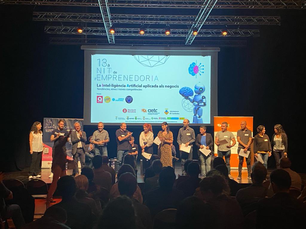 csetc's tweet image. Els alumnes de l’Escola MogentTic recullen els diplomes per haver finalitzat el curs de creació de pàgines web. Enhorabona a tots i totes.

#13nitemprenedoria  #InteligenciaArtificial