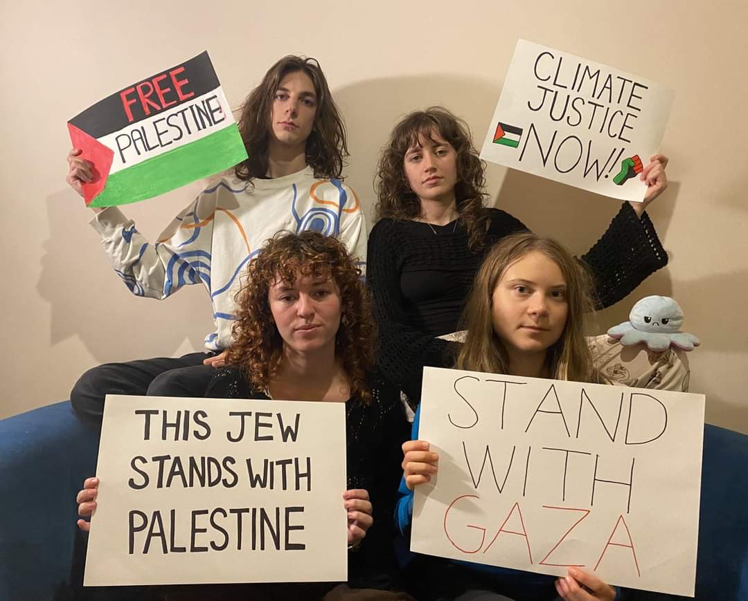 MiottiChristian's tweet photo. Dal fridays for future al fridays for #Hamas è un attimo...

In una foto ecco la definizione perfetta di utili idioti.

#IsraelPalestineConflict #Gaza https://t.co/BFBuucRpsM