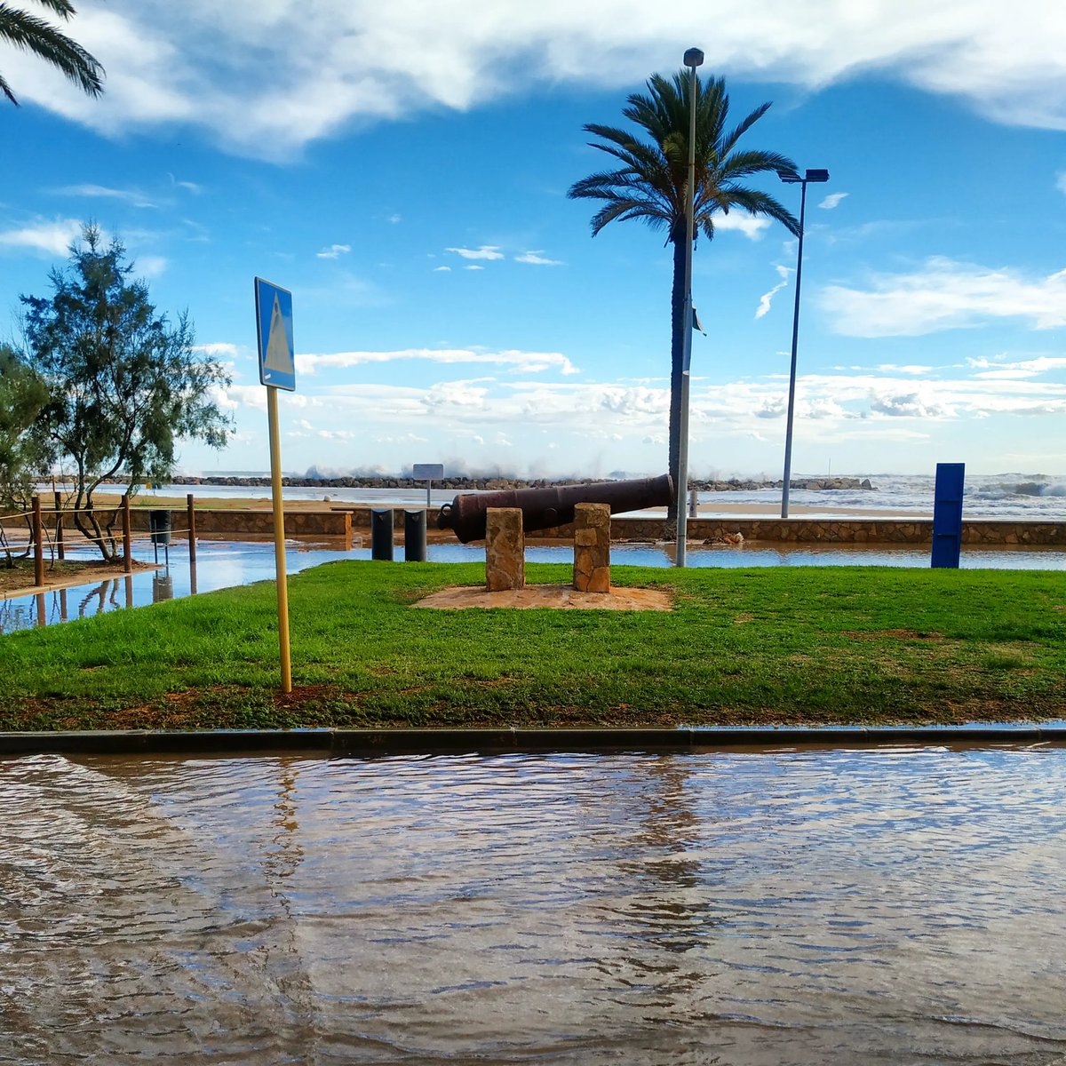 pacobelinchon's tweet photo. #Cunit🌞🏖️
@instacunit
Así nos está pasando el temporal Aline
#InstaCunit
#PenedèsMarítim
@gestadella
@jaumecasanas
@Ajuntamentcunit
@CunitTurisme
@MariPoley https://t.co/WtZW1YETXy