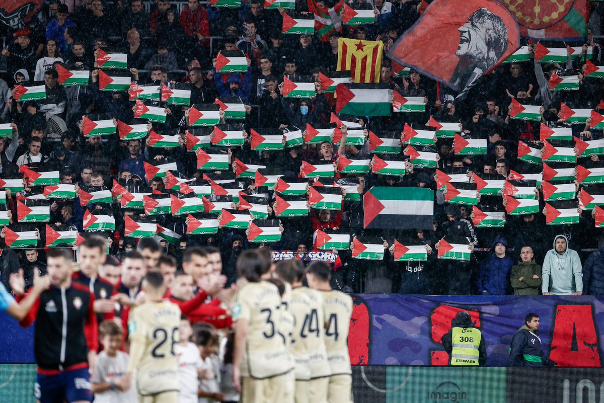 🇵🇸 El fondo sur de Osasuna muestra su apoyo a Palestina. 

📌 Mostraron la bandera del país en el encuentro contra el Granada en El Sadar.