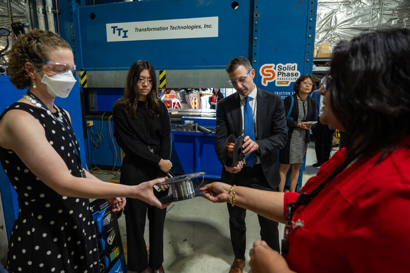 DOECMEI's tweet image. For all the #CleanEnergyTechnology you see daily such as #SolarPanels, #EVs, and #WindTurbines, there is more you haven’t seen. EERE leadership saw the work being done behind the scenes to move the clean energy transition forward at @PNNL this week:

energy.gov/eere/clean-ene…