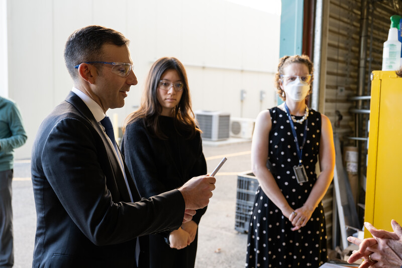 DOECMEI's tweet image. For all the #CleanEnergyTechnology you see daily such as #SolarPanels, #EVs, and #WindTurbines, there is more you haven’t seen. EERE leadership saw the work being done behind the scenes to move the clean energy transition forward at @PNNL this week:

energy.gov/eere/clean-ene…